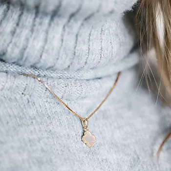 Bilde nummer 2 av Pan Jewelry, Kløver smykke i forgylt 925 sølv med hvit perlemor
