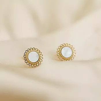 Bilde nummer 3 av Pan Jewelry, Øredobber i 585 gult gull med perlemor og blomstdesign