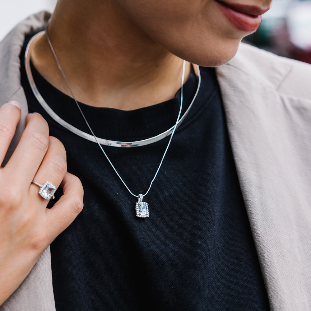 Bilde nummer 4 av Jacqueline anheng i 375 hvitt gull med diamanter 0,20 ct og akvamarin