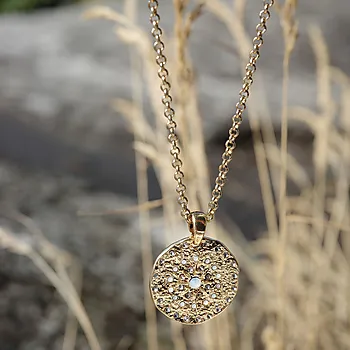 Bilde nummer 3 av Solstice smykke i forgylt messing med opal