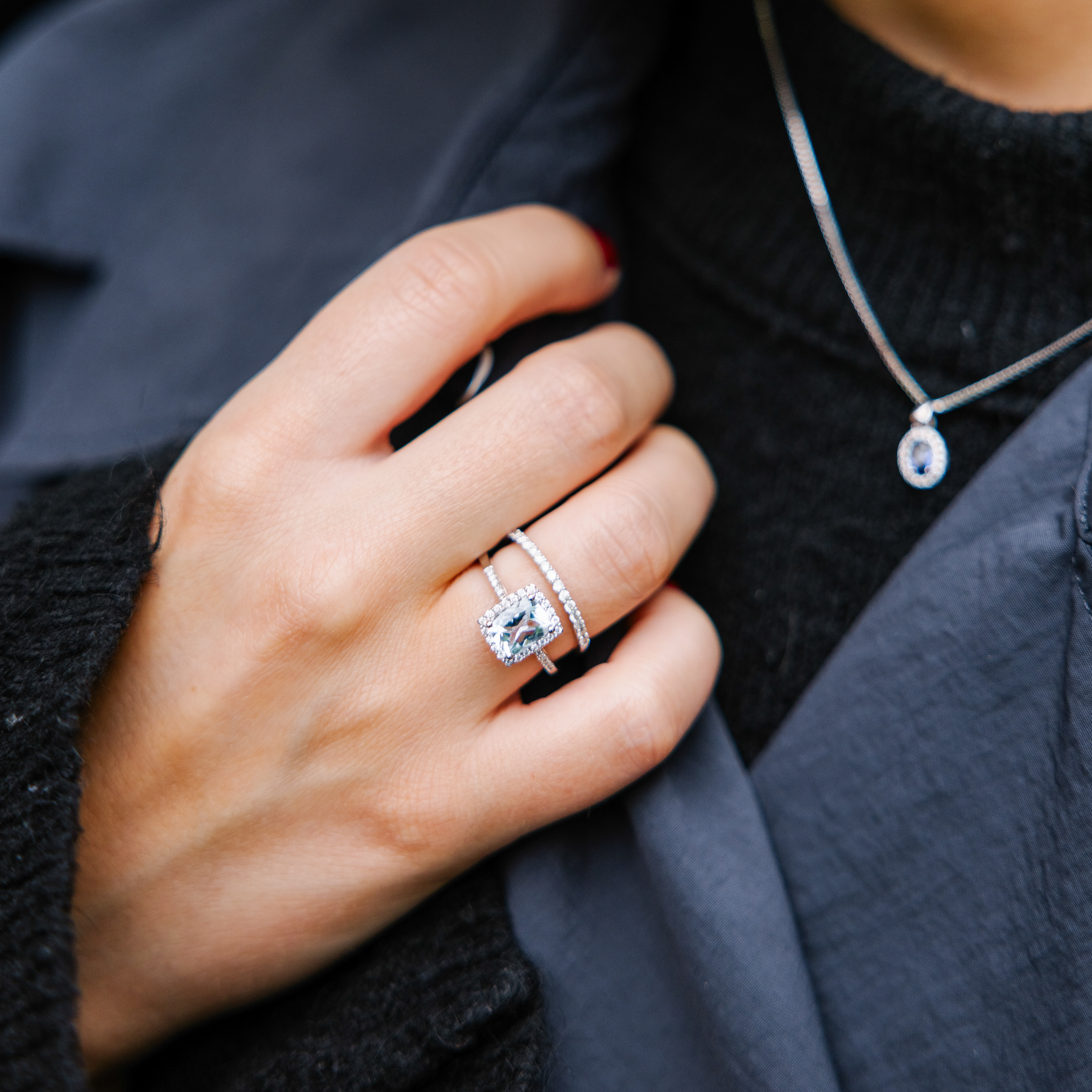 Bilde nummer 4 av Jacqueline diamantring i 375 hvitt gull med diamanter 0,20 ct og akvamarin