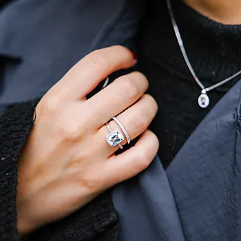 Bilde nummer 4 av Jacqueline diamantring i 375 hvitt gull med diamanter 0,20 ct og akvamarin