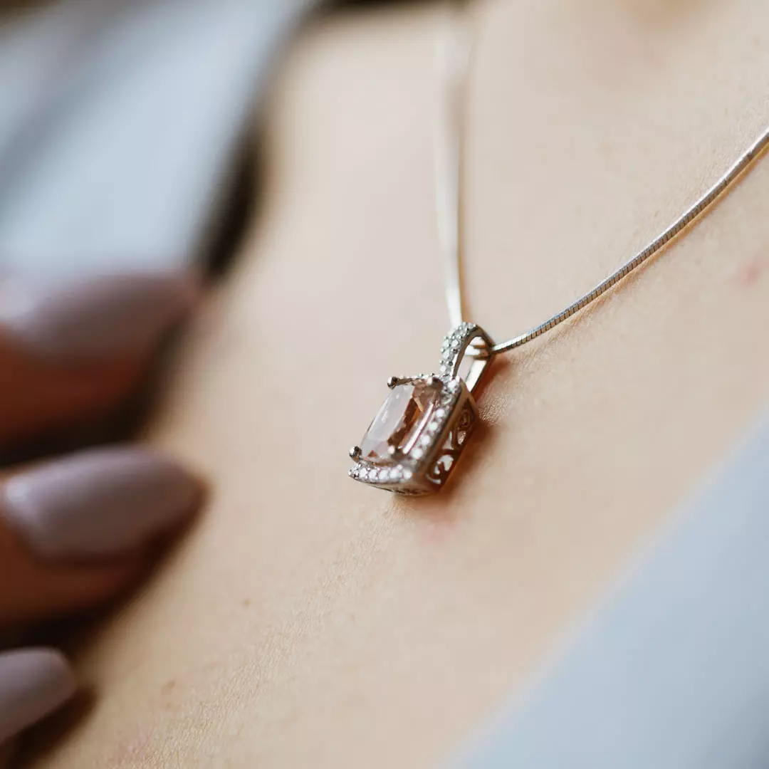 Bilde nummer 4 av Jacqueline anheng i 375 hvitt gull med diamanter 0,20 ct og morganitt