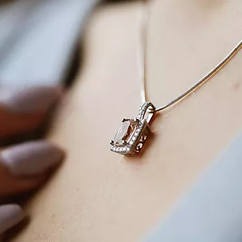 Bilde nummer 4 av Jacqueline anheng i 375 hvitt gull med diamanter 0,20 ct og morganitt