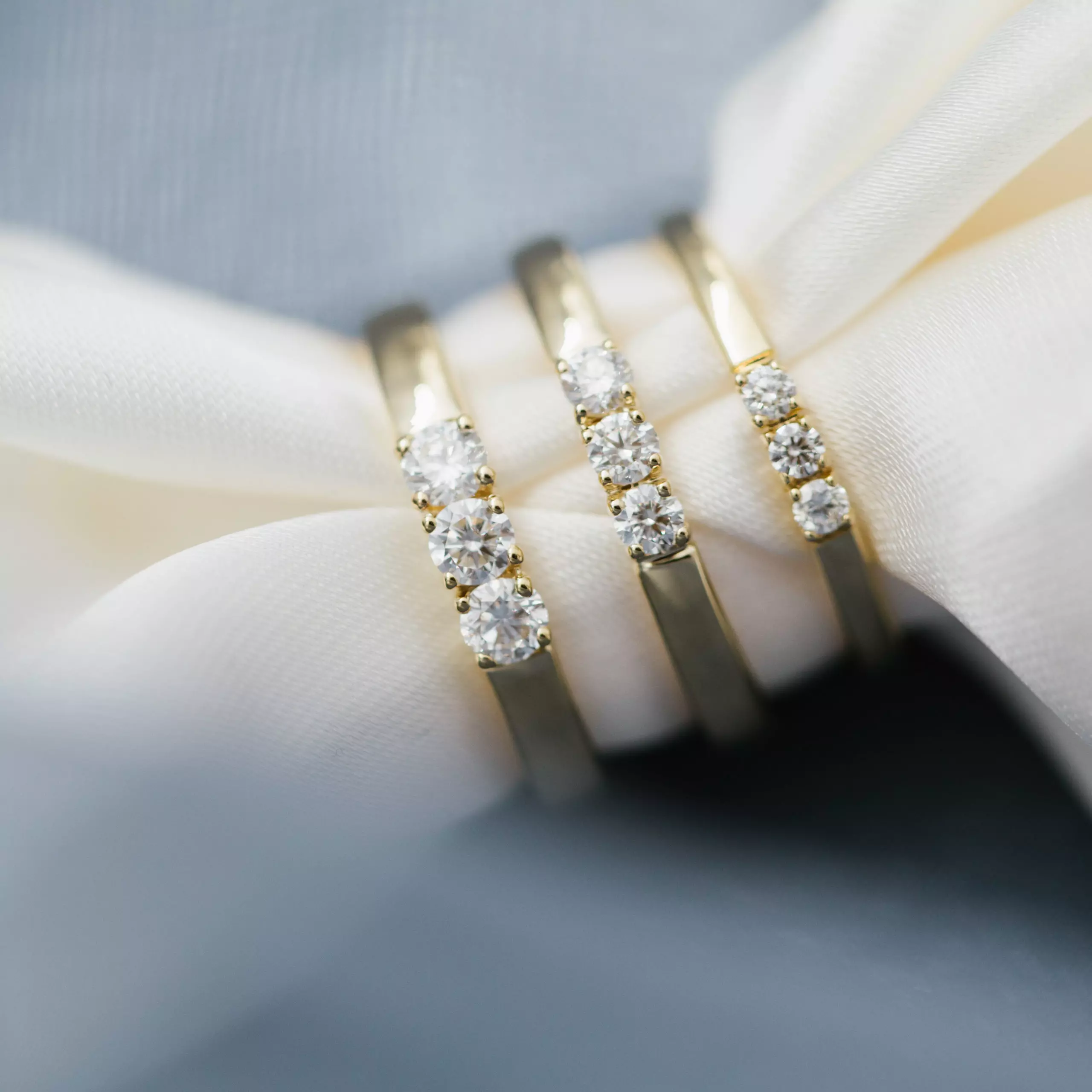 Bilde nummer 3 av Pan Jewelry, Angelica alliansering i 585 gult gull med diamanter 0,15 ct WSI