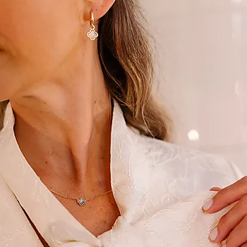 Bilde nummer 3 av Pan Jewelry, Kløver smykke i forgylt 925 sølv med grå perlemor
