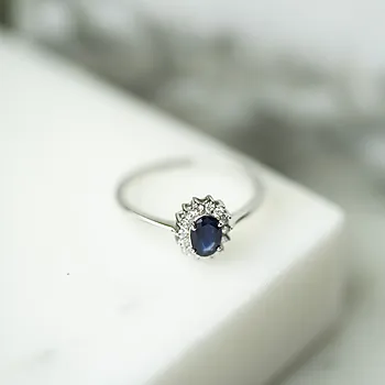 Bilde nummer 4 av Gold Collection, Ring i 585 hvitt gull med diamanter 0,14 ct og safir