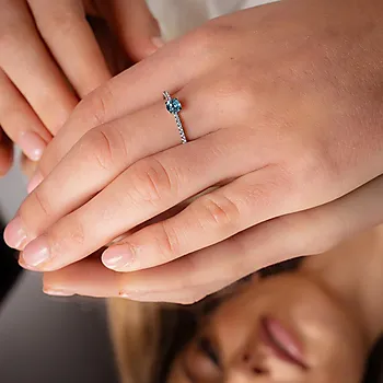 Bilde nummer 2 av Diamantring i 585 hvitt gull 0,10 ct med topas