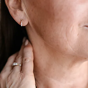 Bilde nummer 2 av Nora øredobber 375 gult gull med diamanter 0,16 ct