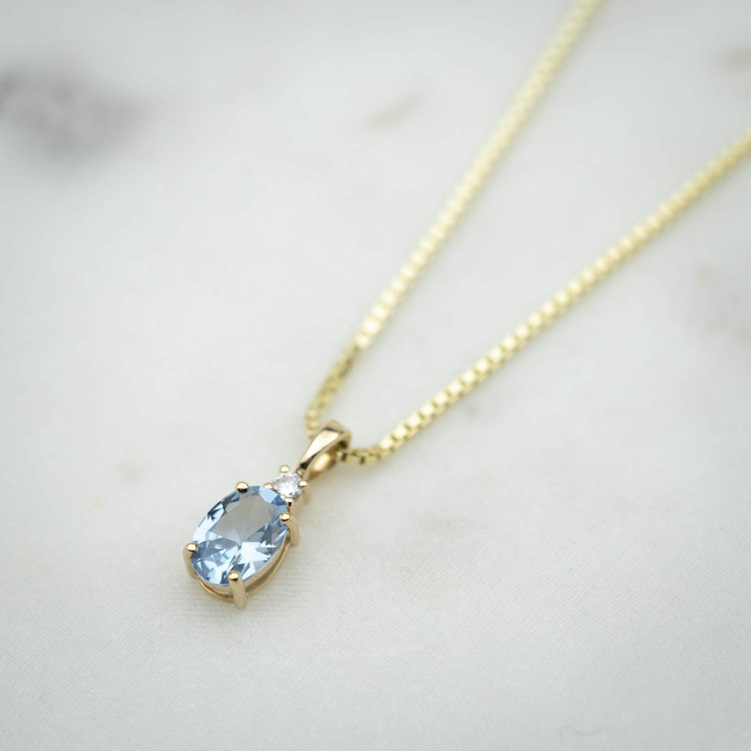 Bilde nummer 3 av Pan Jewelry, Anheng i 585 gult gull med zirkonia og syntetisk blå spinell