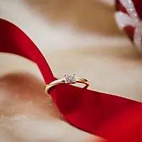 Bilde nummer 4 av Lilly diamantring i 375 gult gull 0,06 ct