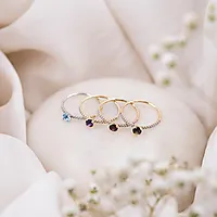 Bilde nummer 3 av Diamantring i 585 gult gull 0,10ct med rhodolitt
