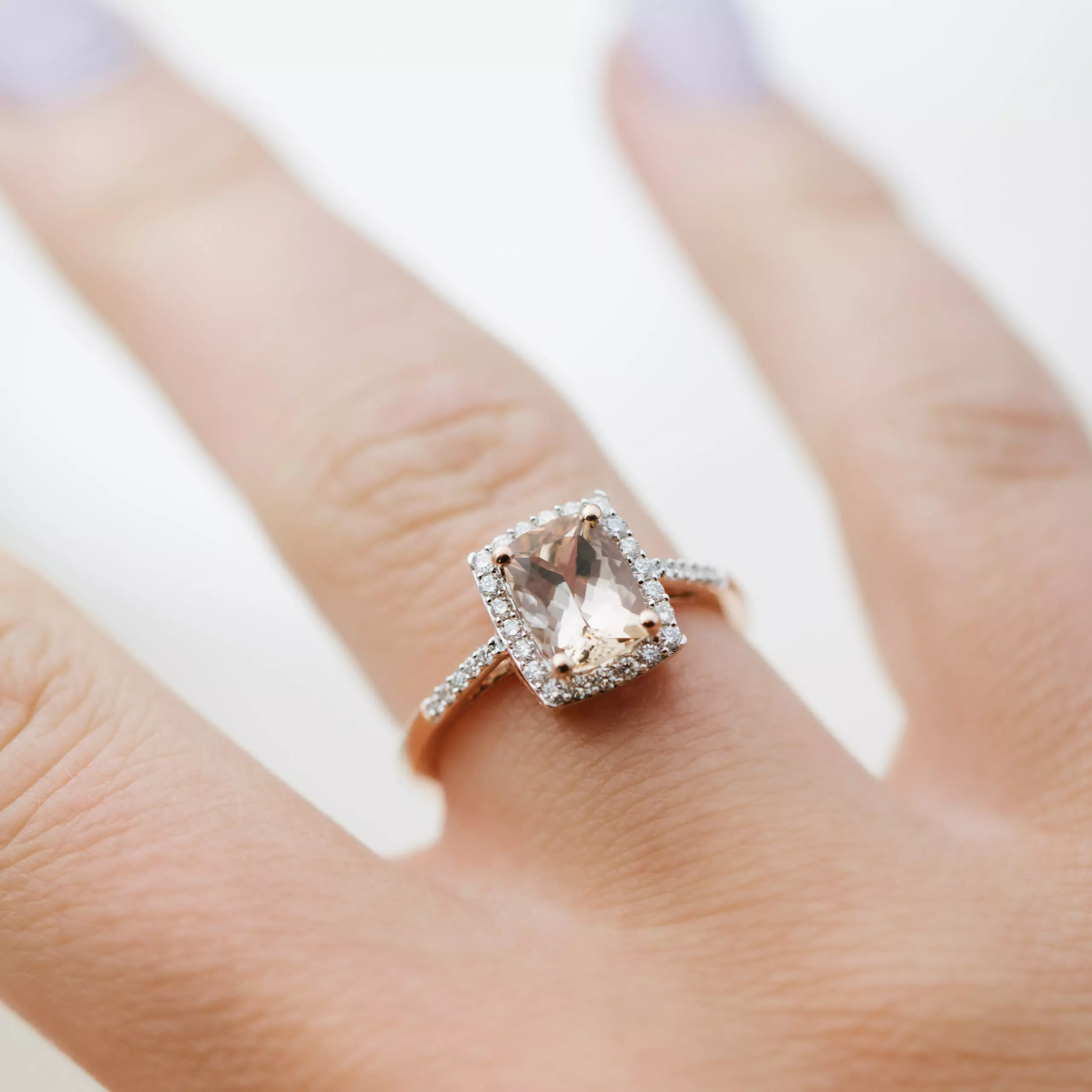 Bilde nummer 3 av Jacqueline diamantring i 375 roségull med diamanter 0,20 ct og morganitt