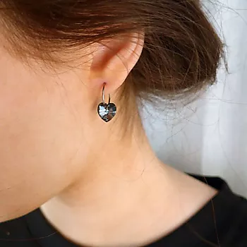 Bilde nummer 2 av Blomdahl, Øredobber i medisinsk titan med sort Swarovski krystall