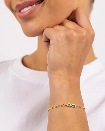 Bilde nummer 2 av Everly armbånd i forgylt messing med evighetstegn
