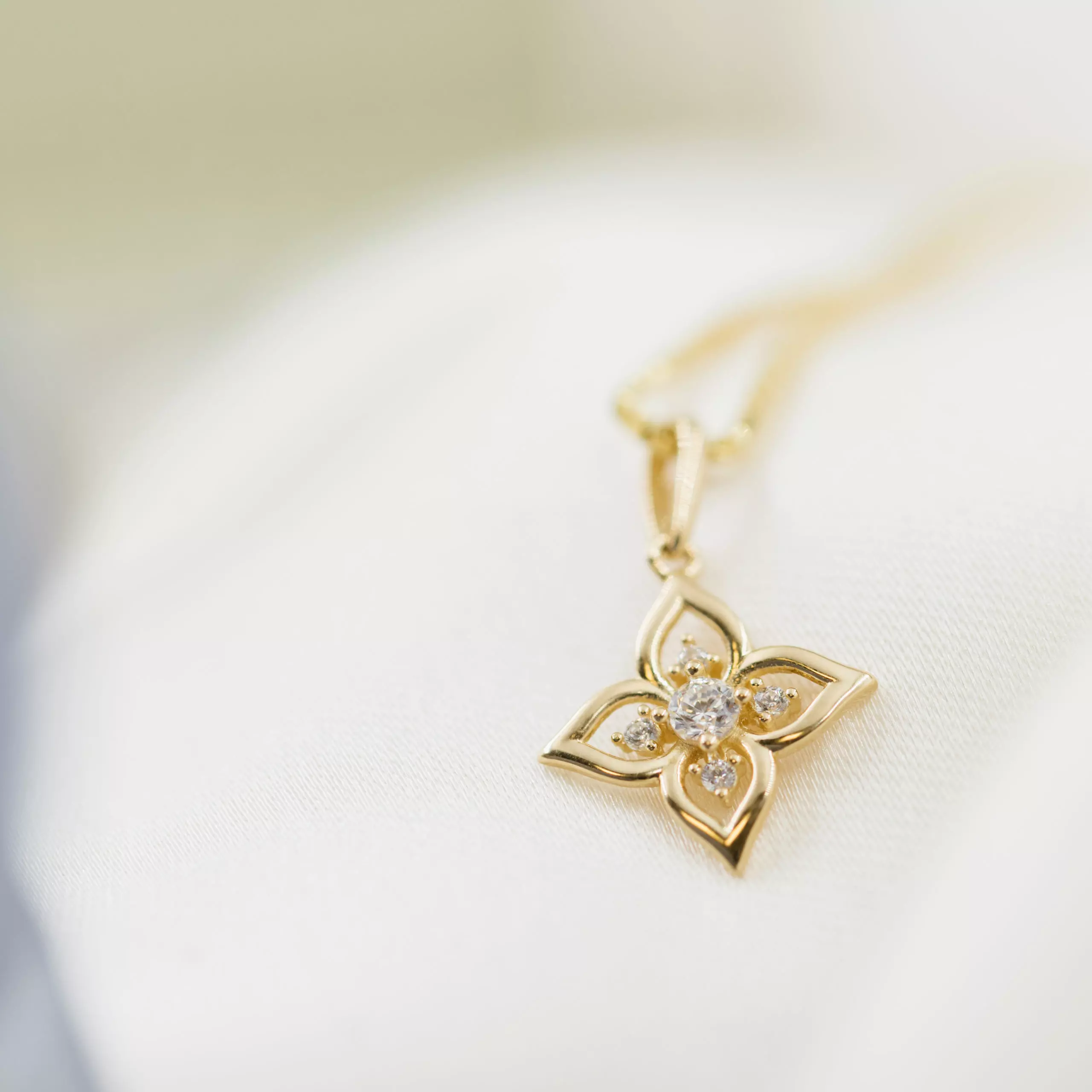 Bilde nummer 2 av Pan Jewelry, Anheng i 585 gult gull med zirkonia og blomst