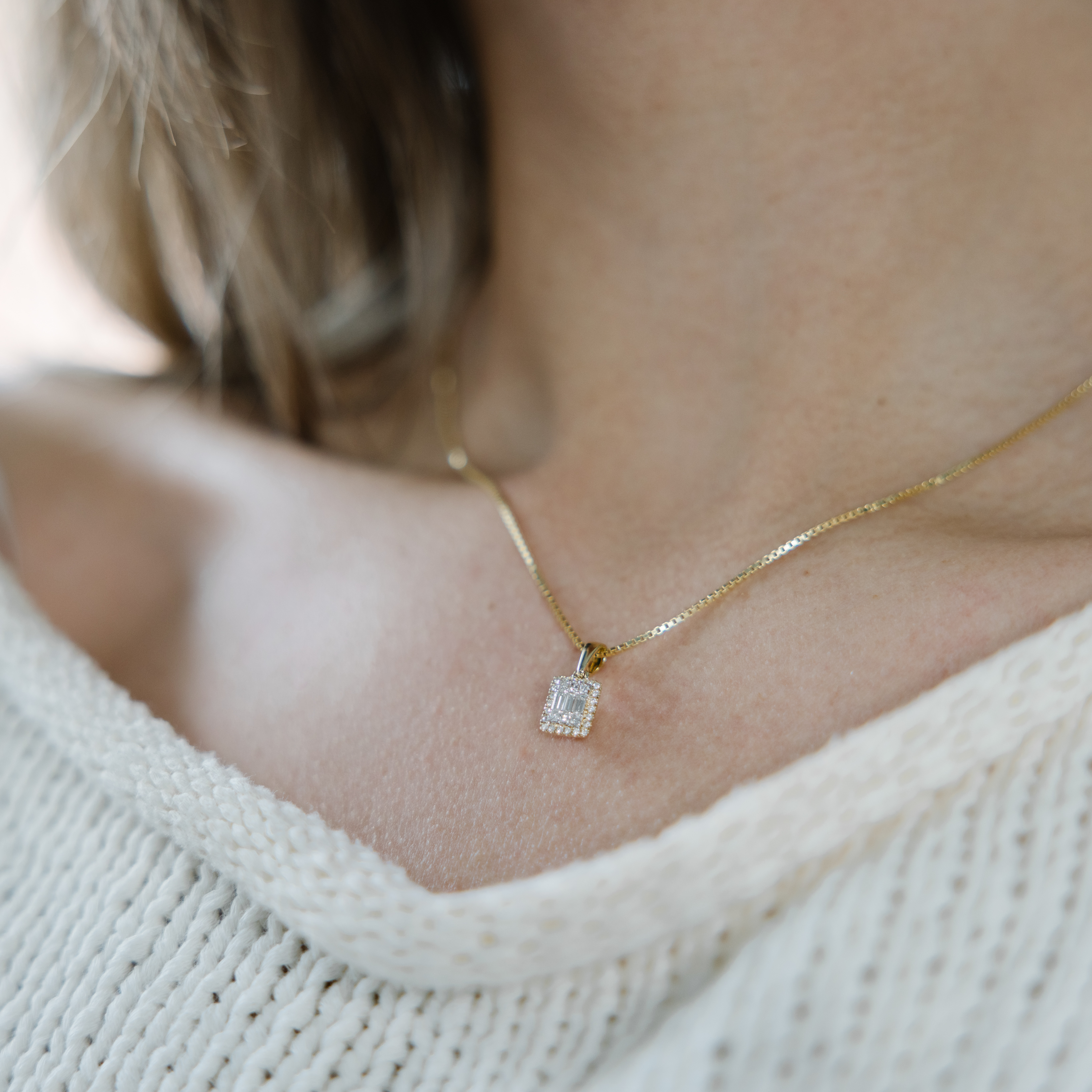 Bilde nummer 2 av Elizabeth anheng i 585 gult gull med diamanter 0,25 ct