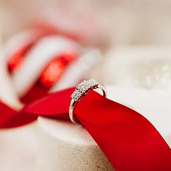 Bilde nummer 3 av Line diamantring i 375 gult gull 0,25 ct