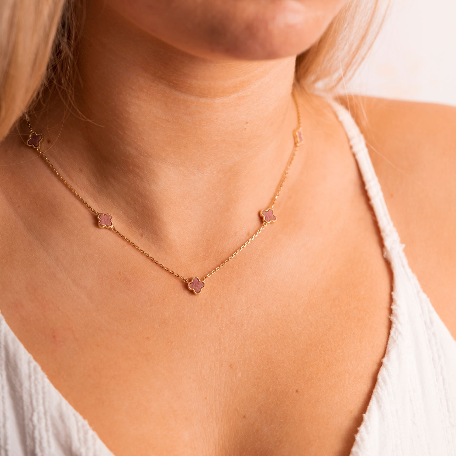 Bilde nummer 2 av Pan Jewelry, Kløver smykke i forgylt 925 sølv med rosa rhodokrositt
