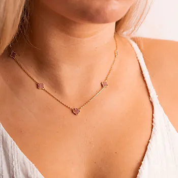 Bilde nummer 2 av Pan Jewelry, Kløver smykke i forgylt 925 sølv med rosa rhodokrositt