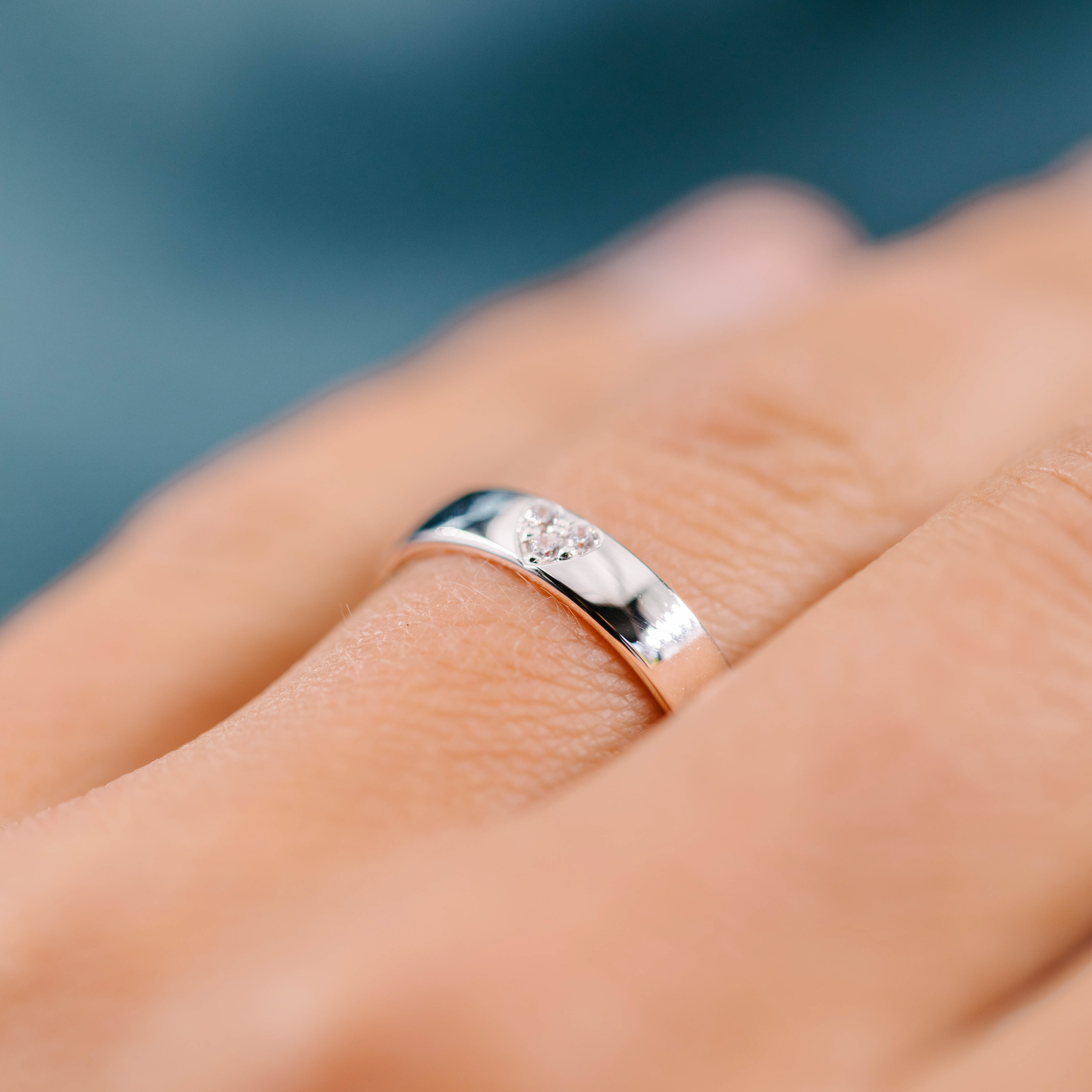 Bilde nummer 2 av Giftering i 585 hvitt gull med diamanter og hjerte 0,06 CT | 4 mm bredde