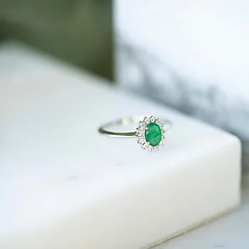 Bilde nummer 3 av Gold Collection, Ring i 585 hvitt gull med diamanter 0,14 ct og smaragd