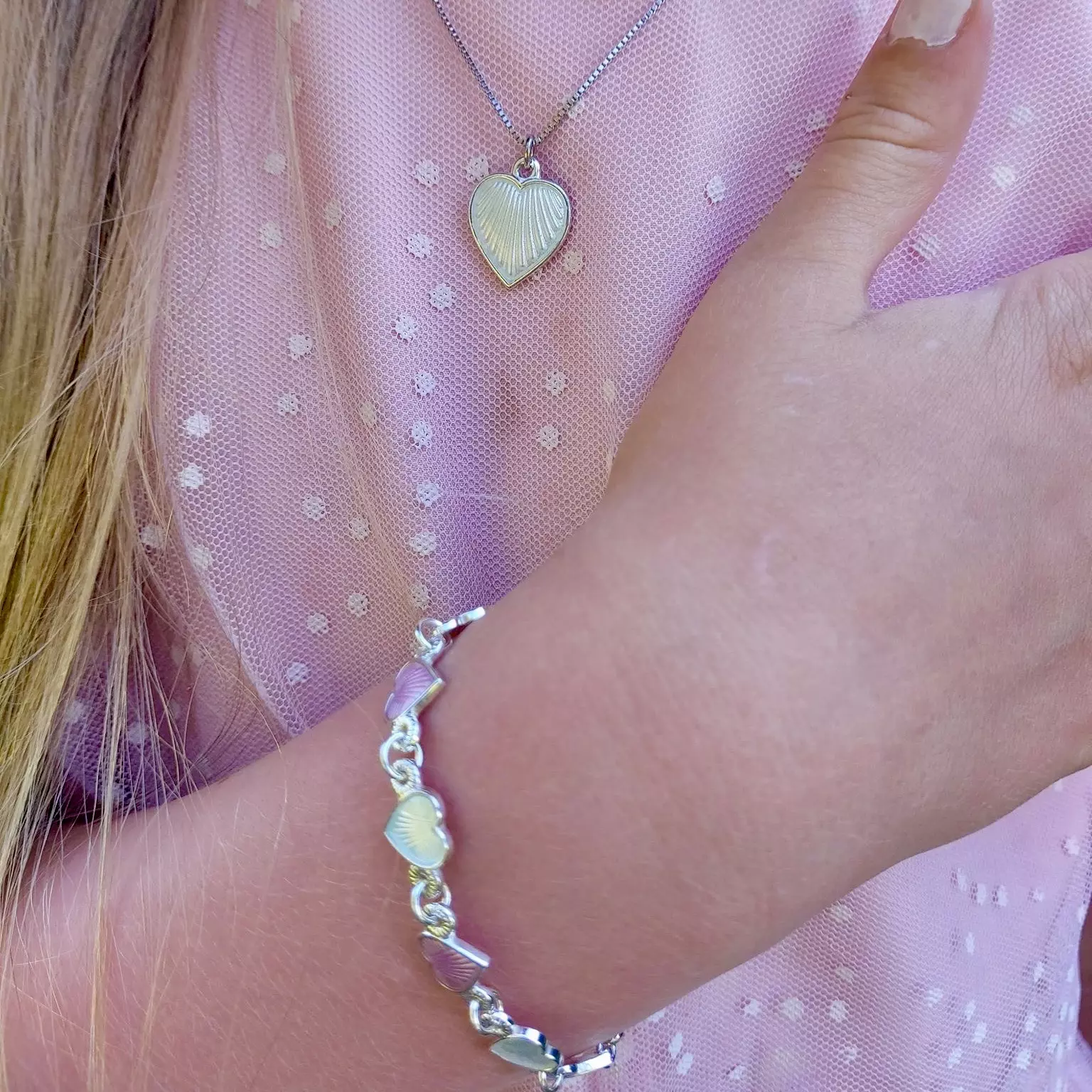 Bilde nummer 4 av Pia&Per, Armbånd i 925 sølv med hvite og rosa emalje hjerter