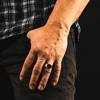 Bilde nummer 2 av Black ring i 925 sølv med onyx