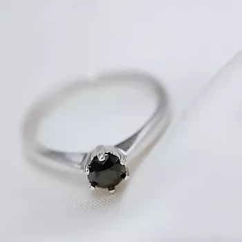 Bilde nummer 4 av Olivia diamantring i 585 hvitt gull med sort diamant 0,50 ct