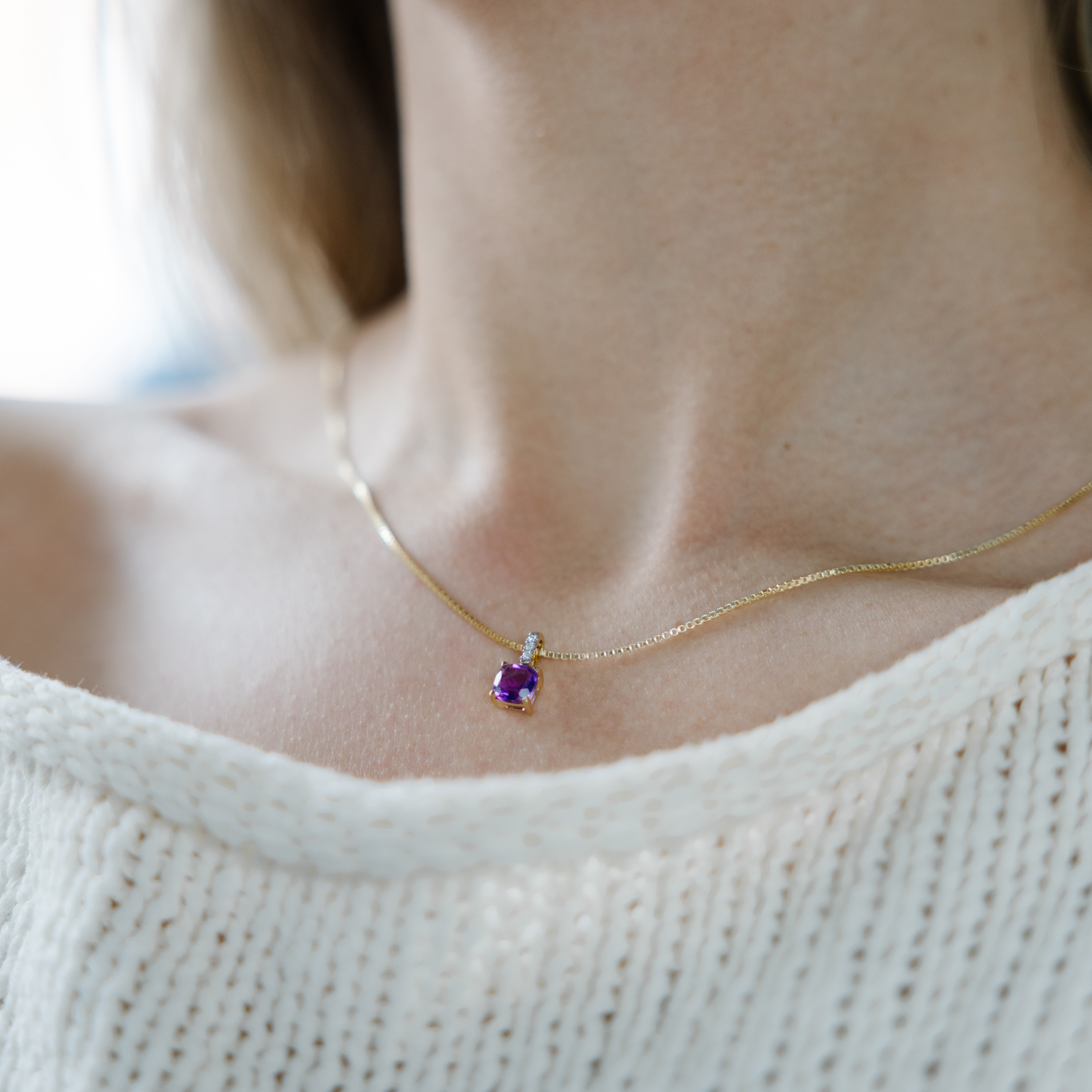 Bilde nummer 2 av Aurora anheng i 585 gult gull med diamanter 0,03 og ametyst