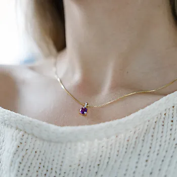 Bilde nummer 2 av Aurora anheng i 585 gult gull med diamanter 0,03 og ametyst