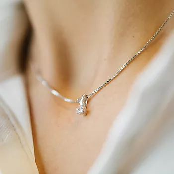 Bilde nummer 2 av Olivia anheng i 585 hvitt gull med diamant 0,20 ct
