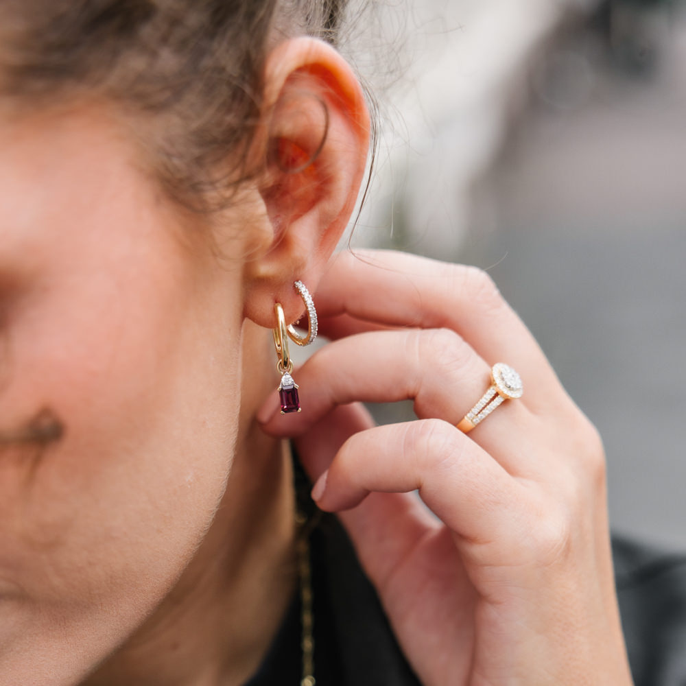 Bilde nummer 4 av Michelle øredobber i 585 gult gull med diamanter 0,08 ct og rhodolitt