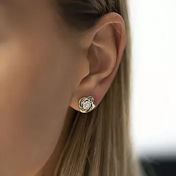 Bilde nummer 2 av Pan Jewelry, Øredobber i 585 gult gull med diamanter og blomst 0,25 ct