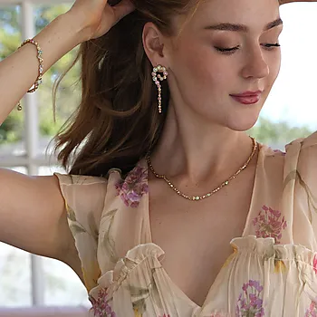 Bilde nummer 3 av Sweet Droplets armbånd i forgylt messing med krystall