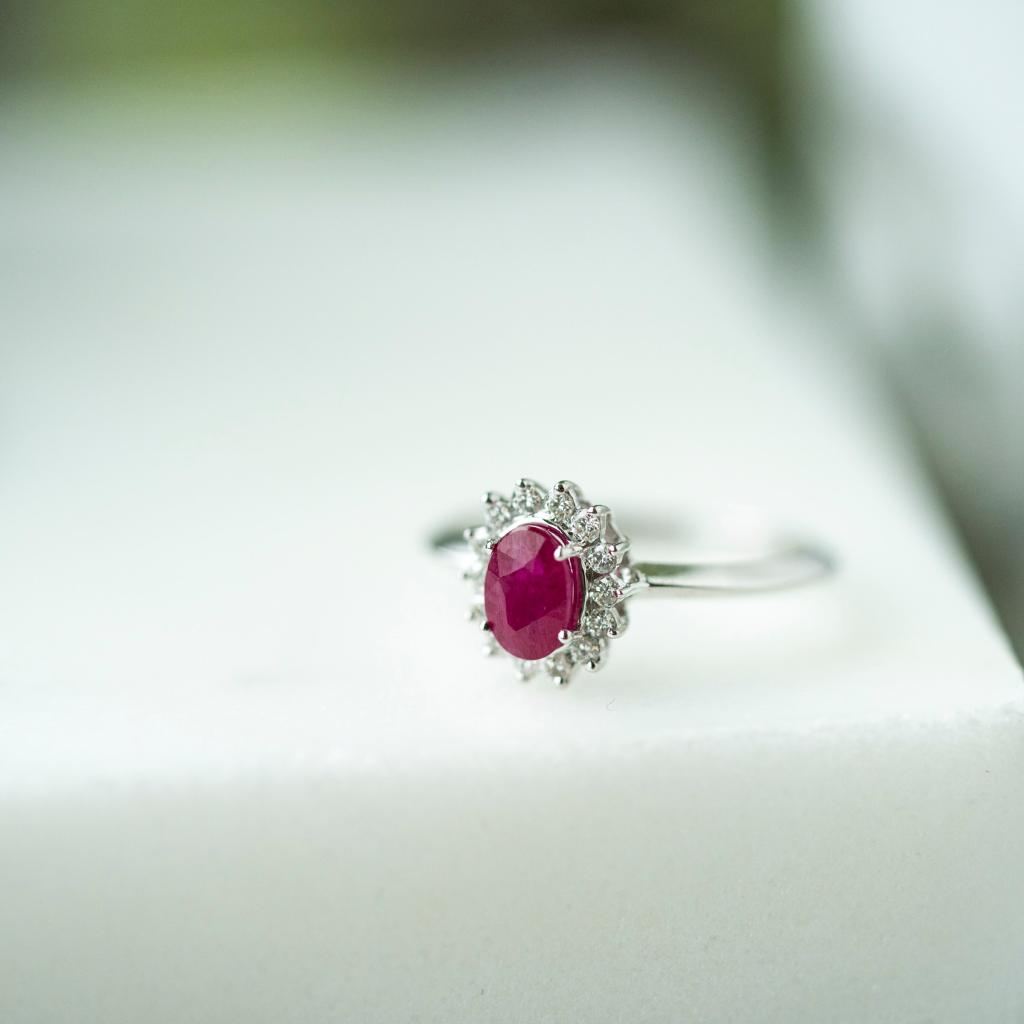 Bilde nummer 3 av Gold Collection, Ring i 585 hvitt gull med diamanter 0,14 ct og rubin