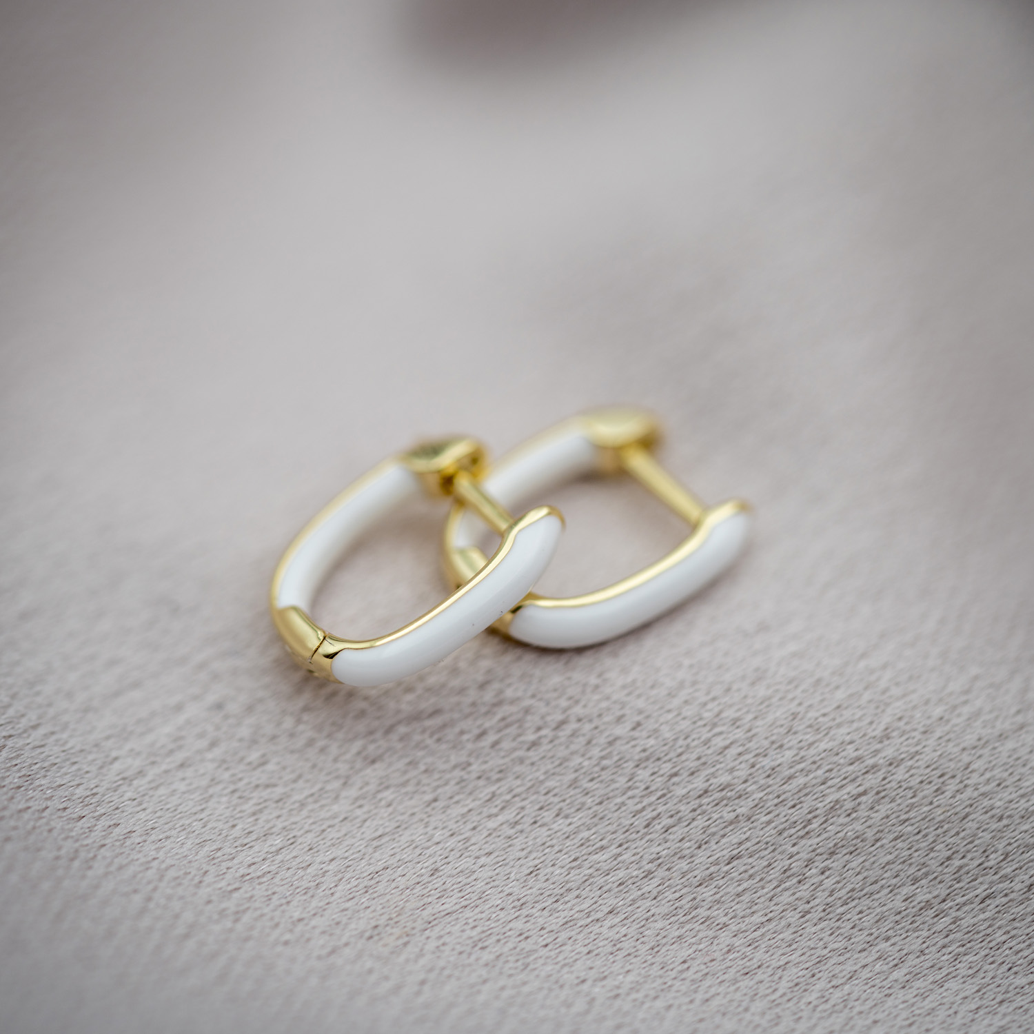 Bilde nummer 2 av Pan Jewelry, Emanuella hvite øreringer i 925 forgylt sølv