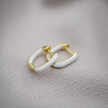 Bilde nummer 2 av Pan Jewelry, Emanuella hvite øreringer i 925 forgylt sølv