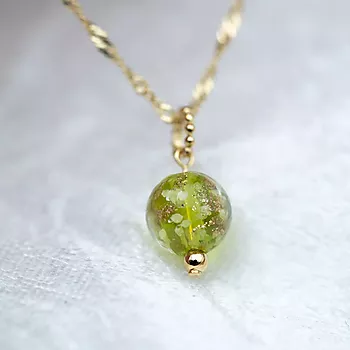 Bilde nummer 3 av Pan Jewelry, Smykke i 925 forgylt sølv med grønn glasskule