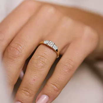 Bilde nummer 2 av Line diamantring i 375 gult gull 0,25 ct