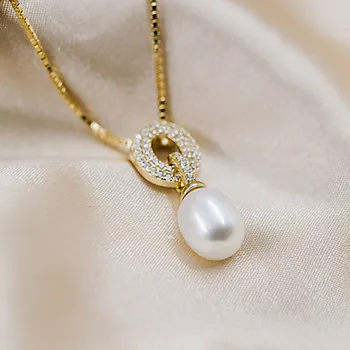 Bilde nummer 2 av Pan Jewelry, Smykke i forgylt 925 sølv med syntetisk perle og zirkonia