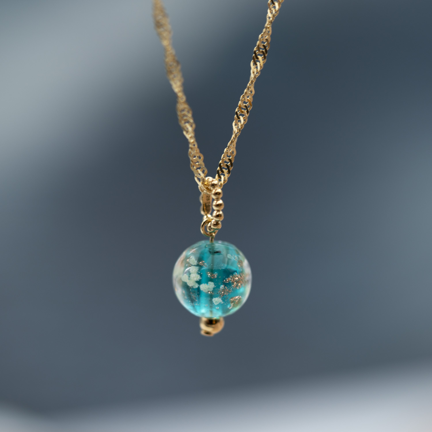 Bilde nummer 2 av Pan Jewelry, Anheng i 925 forgylt sølv med turkis glasskule