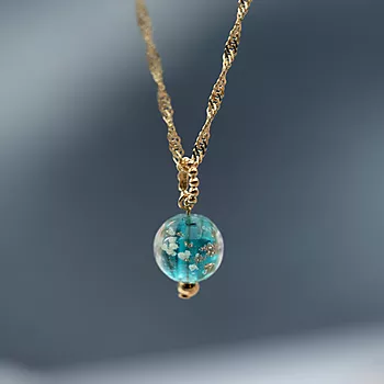 Bilde nummer 2 av Pan Jewelry, Anheng i 925 forgylt sølv med turkis glasskule