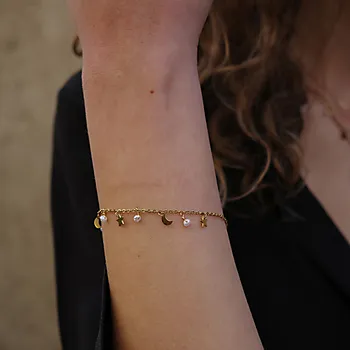 Bilde nummer 2 av Armbånd i forgylt stål med måne, stjerne og ferskvanssperler