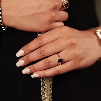 Bilde nummer 3 av Michelle diamantring i 585 gult gull 0,10 ct med sort onyx