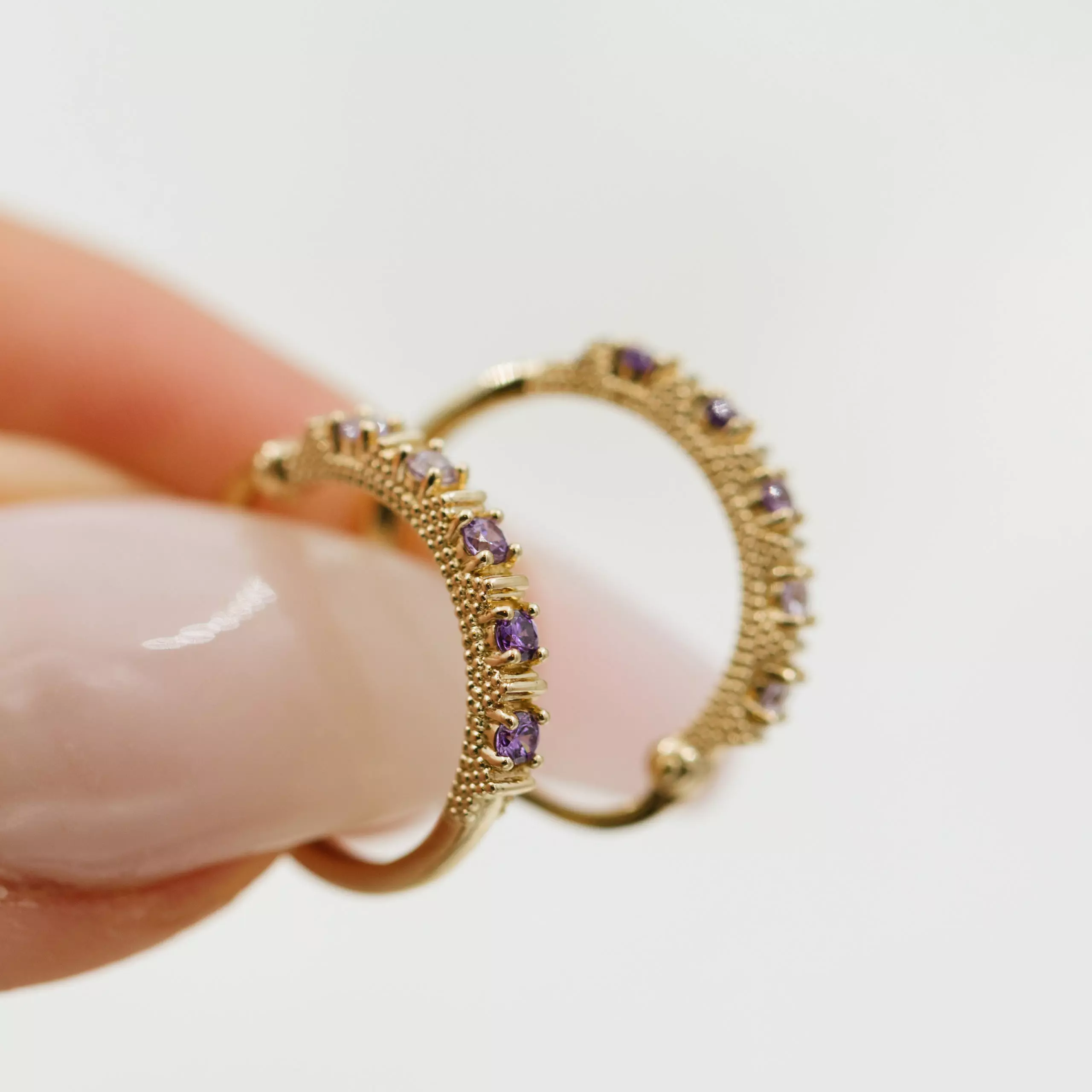 Bilde nummer 3 av Pan Jewelry, Øreringer i 585 gult gull med lilla zirkonia