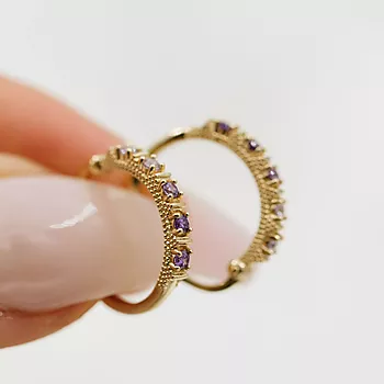 Bilde nummer 3 av Pan Jewelry, Øreringer i 585 gult gull med lilla zirkonia