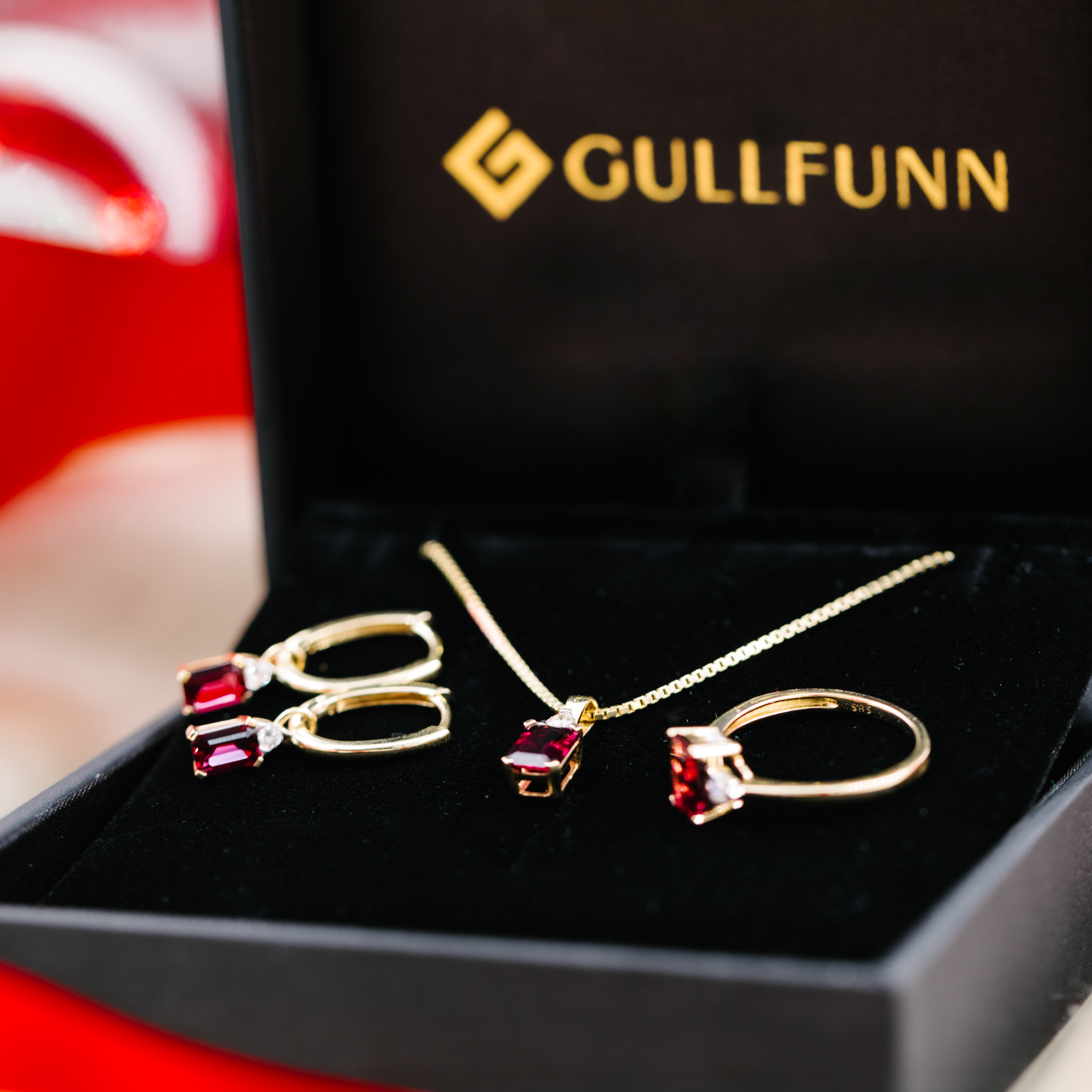 Bilde nummer 4 av Michelle smykke i 585 gult gull med diamant 0,06 ct og rhodolitt