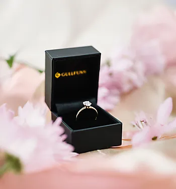 Bilde nummer 3 av Julie diamantring i 375 gult gull 0,12 ct med moissanite