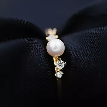Bilde nummer 3 av Pan Jewelry, Ring i 585 gult gull med ferskvannsperle og zirkonia